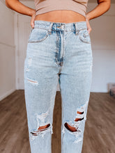 Load image into Gallery viewer, Light Wash High Rise Girlfriend Jeans